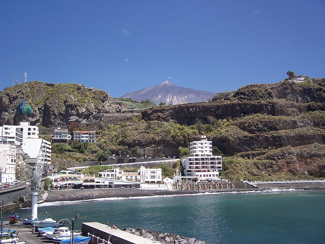 Schwarzer Sandstrand der Playa de San Marcos mit dem Teide im Hintergrund