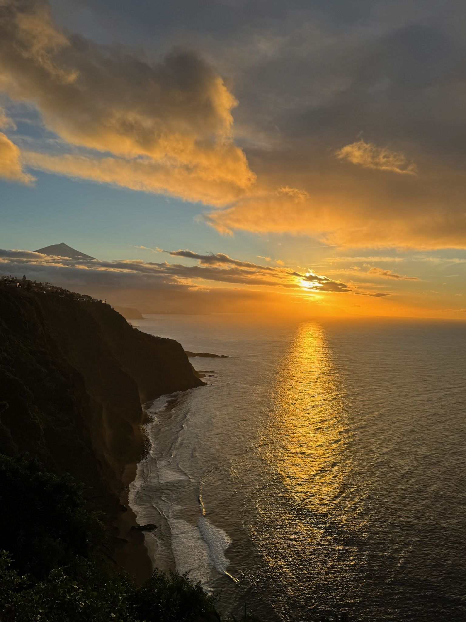 Bellamare: Sonnenuntergang über dem Atlantik an der Steilküste des Nordens, links in der Ferne der Teide