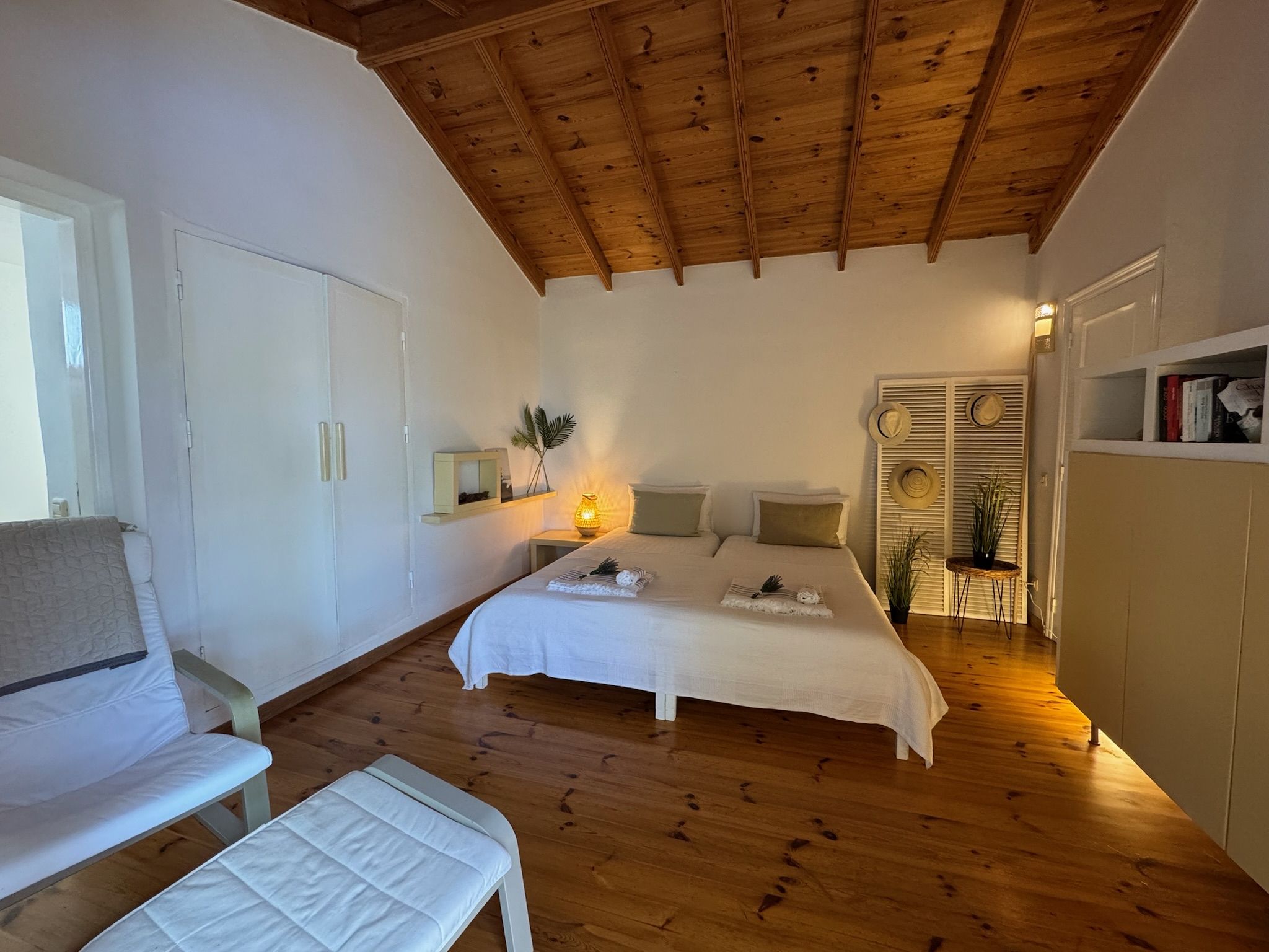 Bellamare: Schlafzimmer mit zwei zusammengestellten Einzelbetten, Holzdecke und Einbauschrank