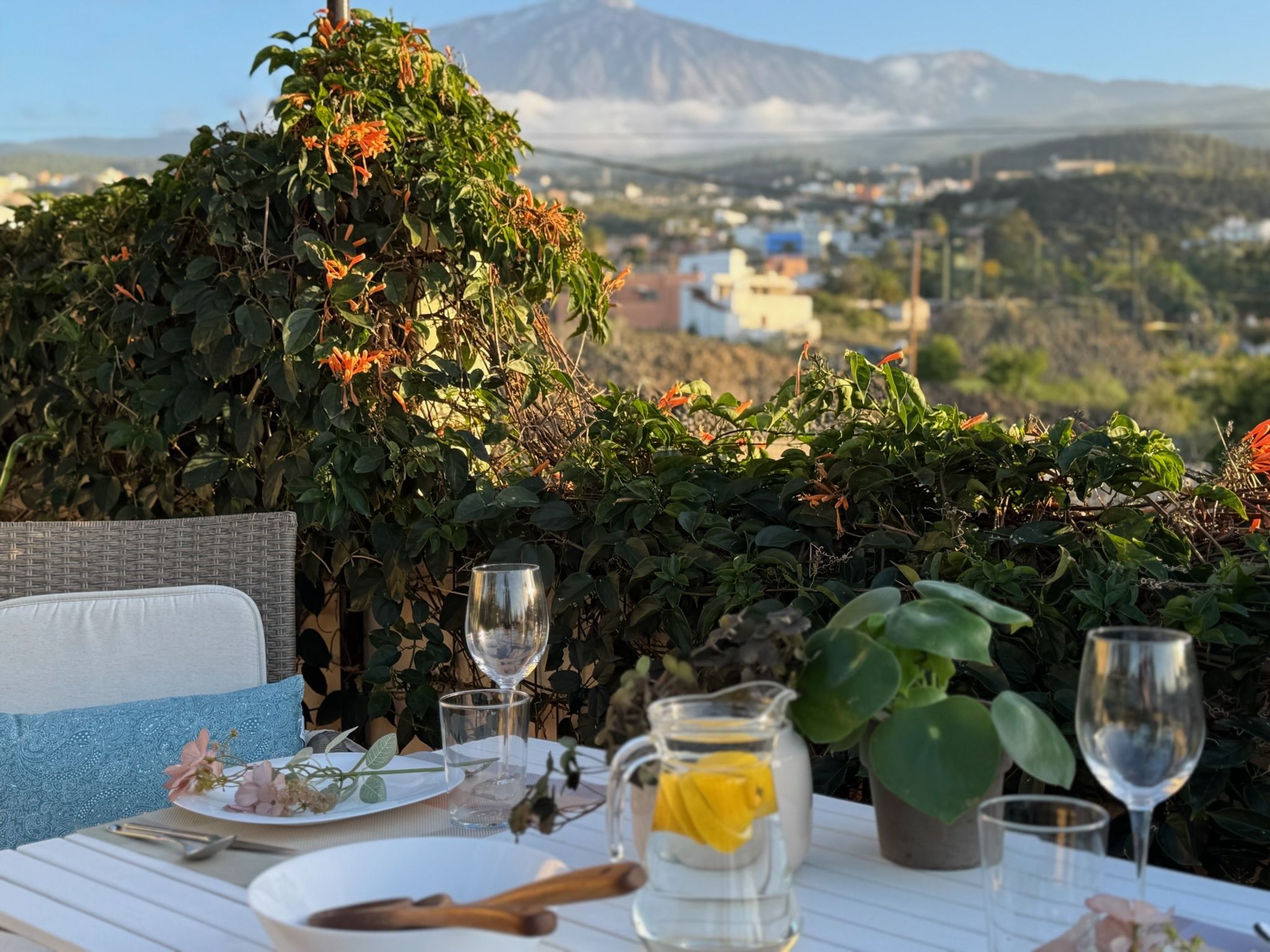 Casita Aquavista: Gedeckter Tisch auf der Dachterrasse mit Blick über Icod de los Vinos auf den Teide