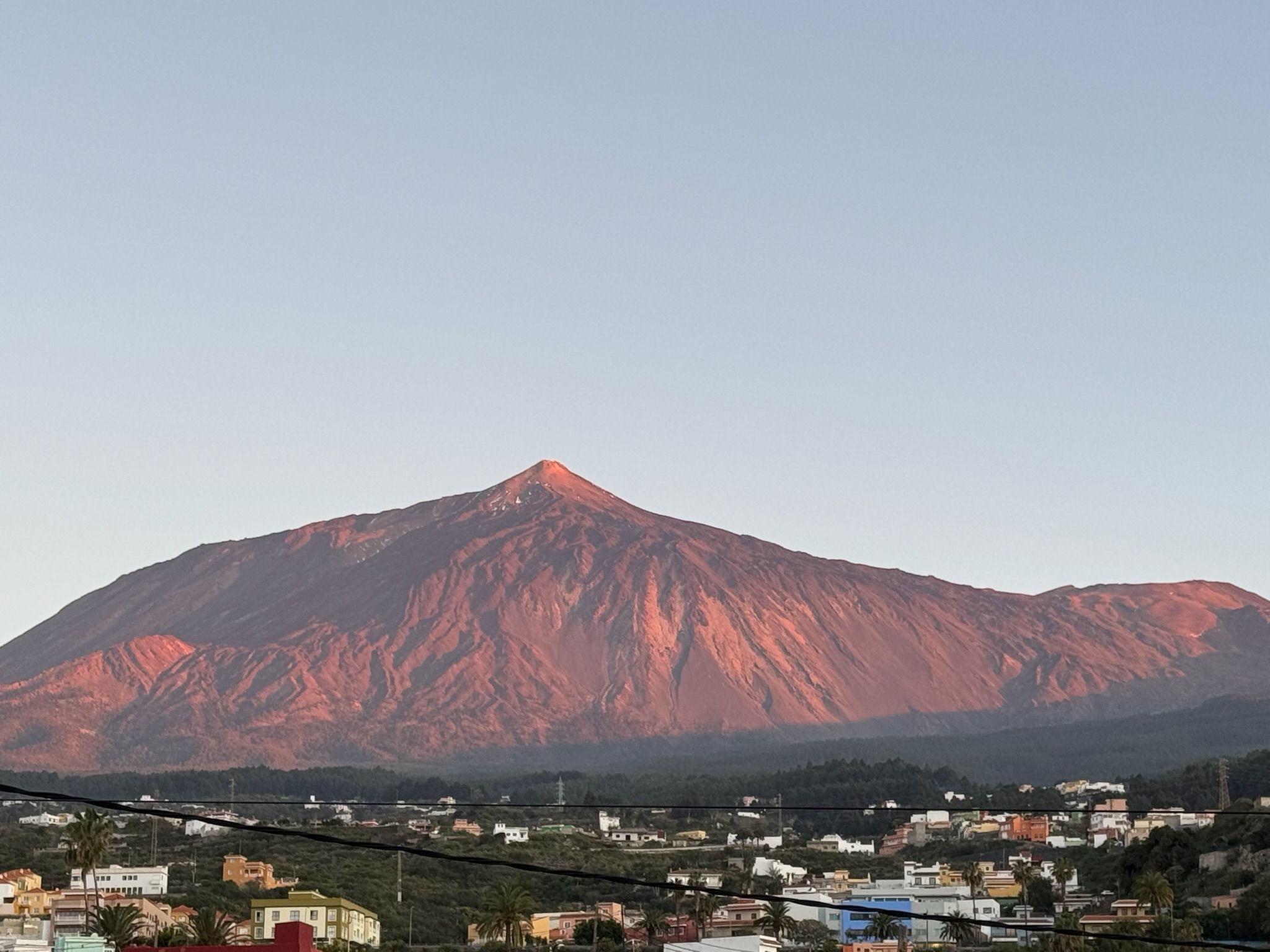 Casita Aquavista: Blick auf den Teide im rötlichen Licht der Abendsonne, im Vordergrund die Häuser des Ortes